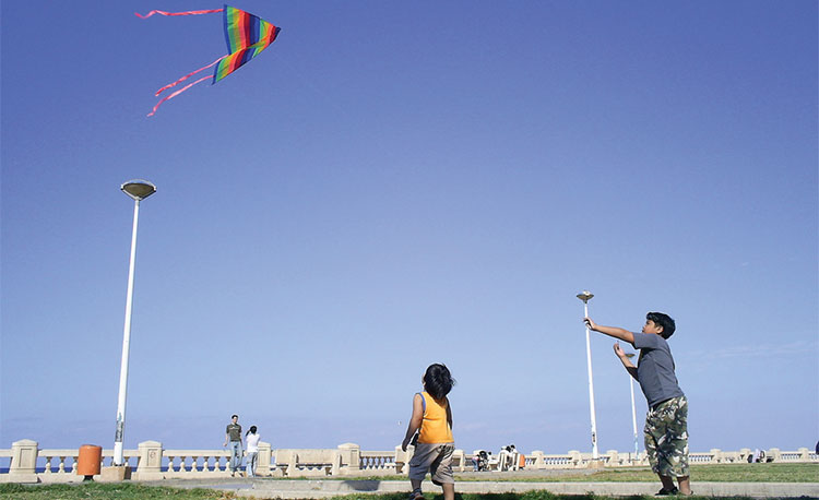 Flying-Kites-on-the-Corniche-
