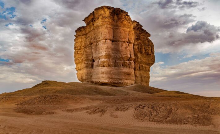 إصبع جودة أعجوبة جيولوجية وسط صحراء شبه الجزيرة العربية