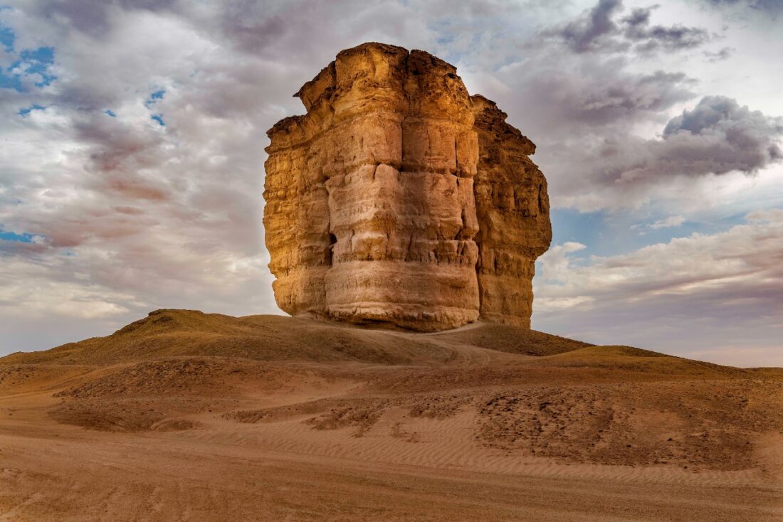 إصبع جودة أعجوبة جيولوجية وسط صحراء شبه الجزيرة العربية