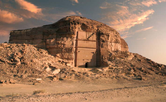 جبل عكمة صرح سعودي تاريخي