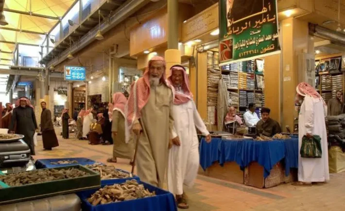 تجوّل وسط سوق البطحاء في الرياض لاقتناء كافة مستلزماتك