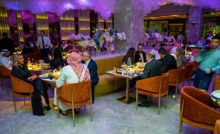 مطعم قمر اللبناني يتألق في جدة