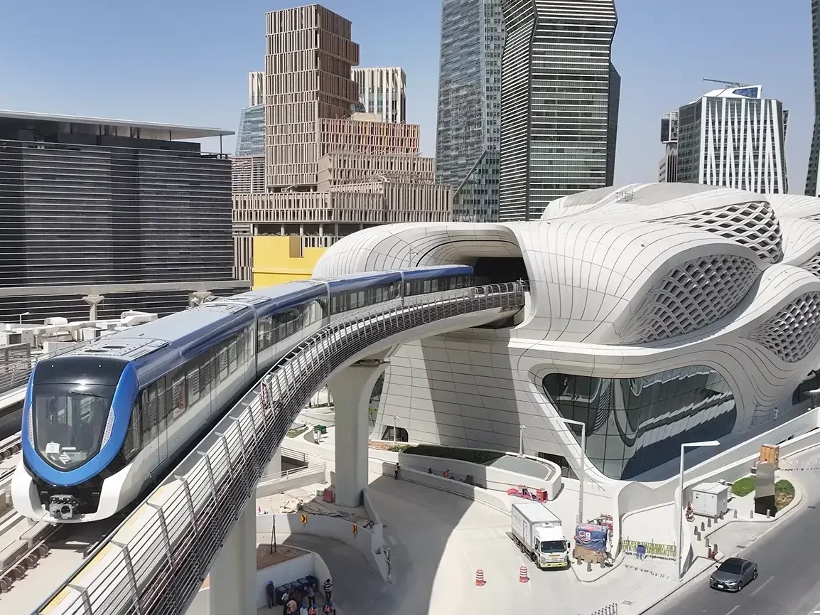 منظر جوي لمدينة دائرية. الإعلان عن محطة مترو معرض الرياض إكسبو 2030 