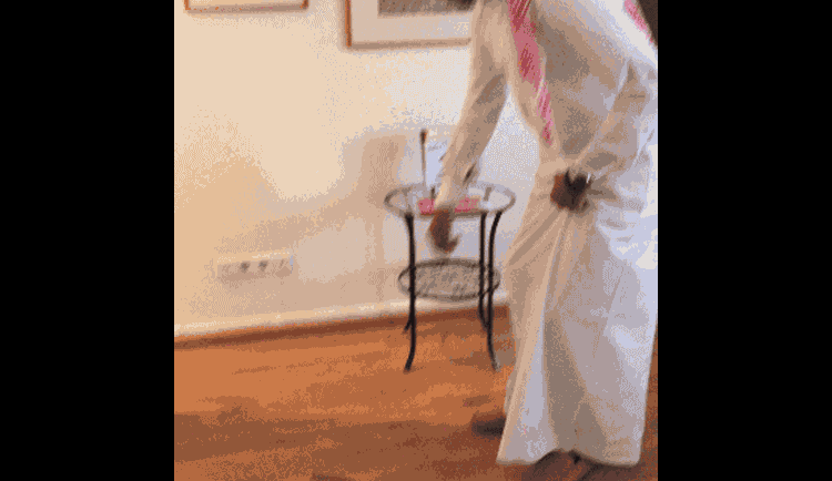 11 Struggles Those Who Wear Thobes Will Relate To 8 optimized-thobe-struggles-picking-something-up