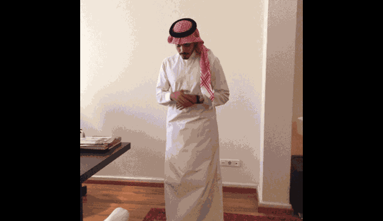 11 Struggles Those Who Wear Thobes Will Relate To 6 optimized-thobe-struggles-praying