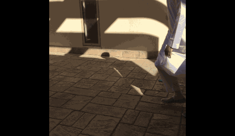 11 Struggles Those Who Wear Thobes Will Relate To 1 optimized-thobe-struggles-running