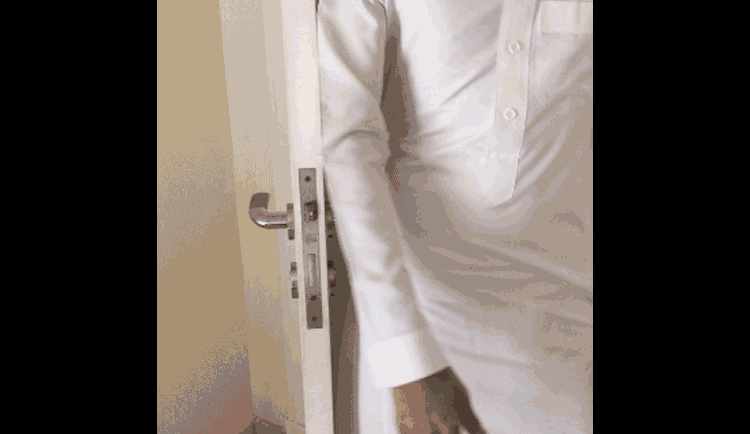 11 Struggles Those Who Wear Thobes Will Relate To 5 optimized-thobe-struggles-stuck-at-door